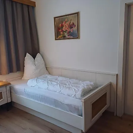 Gaestehaus Berta 齐勒河谷采尔